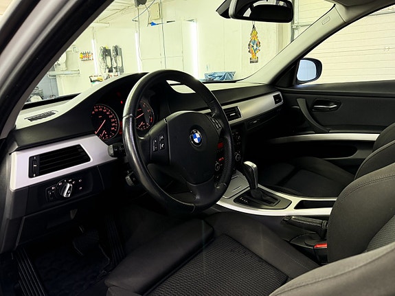 BMW 320i 11 of 21