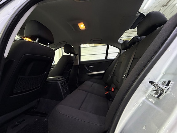 BMW 320i 13 of 21