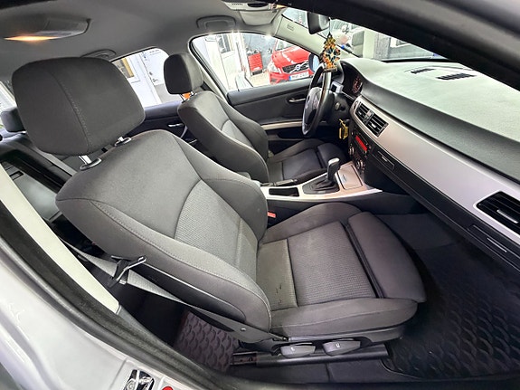 BMW 320i 15 of 21