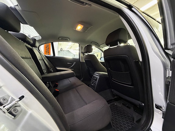 BMW 320i 14 of 21