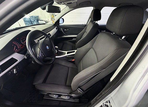 BMW 320i 10 of 21