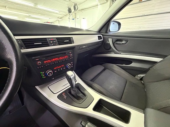BMW 320i 17 of 21