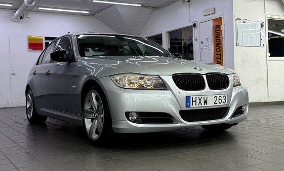 BMW 320i 9 of 21