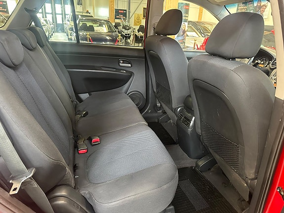 Kia Carens 11 of 19