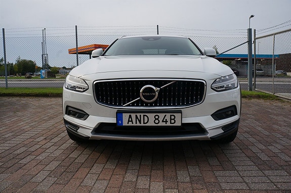 Volvo V90 Cross Country 2 of 13
