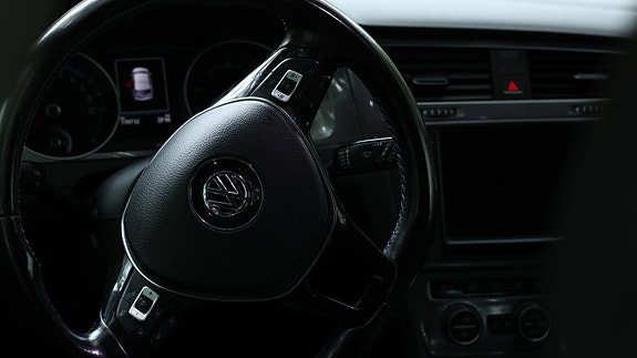 Volkswagen e-Golf VII 3 of 5