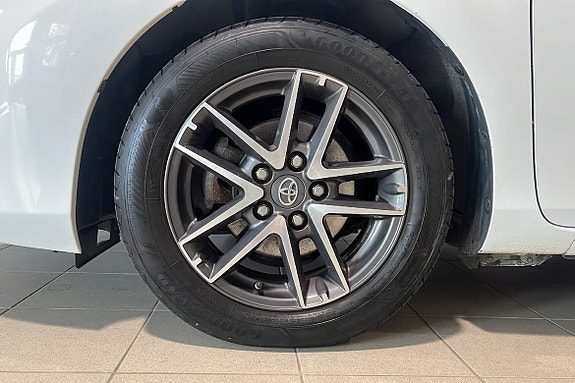 Toyota Auris 5 of 14