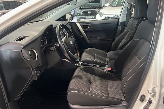Toyota Auris 6 of 14