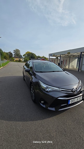 Toyota Avensis 2 of 9