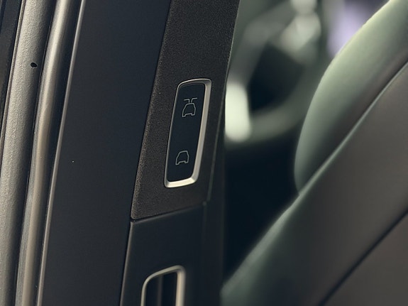 Tesla Model X 15 of 27