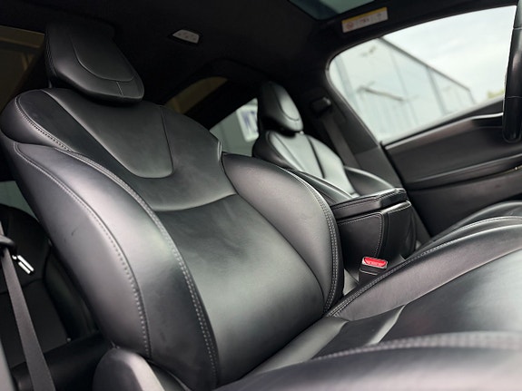 Tesla Model X 20 of 27