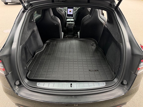 Tesla Model X 16 of 27