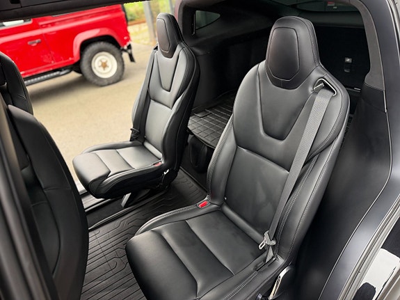 Tesla Model X 14 of 27