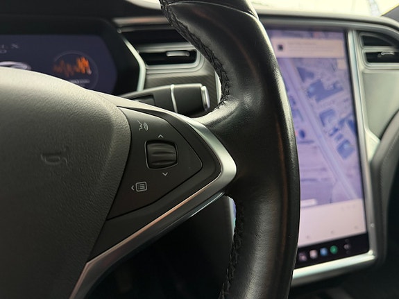Tesla Model X 23 of 27