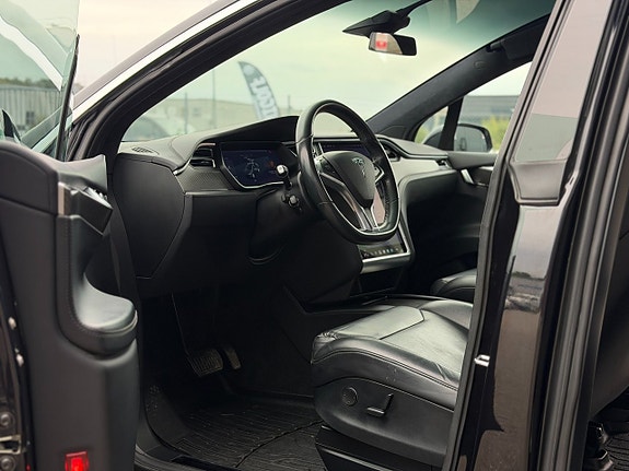 Tesla Model X 10 of 27