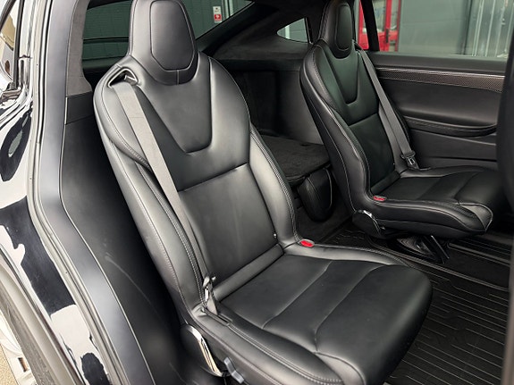 Tesla Model X 18 of 27