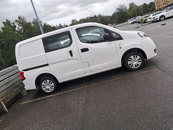 Nissan NV200 3 of 8