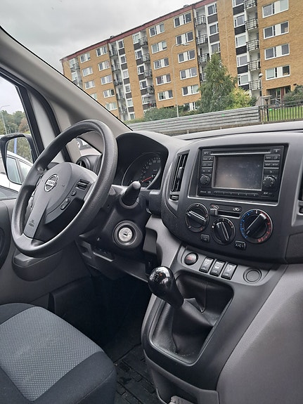 Nissan NV200 4 of 8