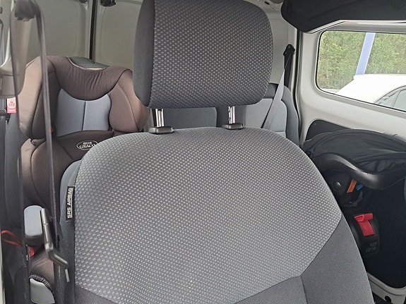 Nissan NV200 6 of 8