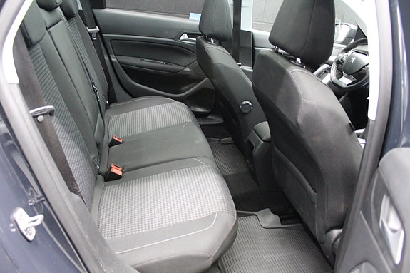 Peugeot 308 SW 13 of 16
