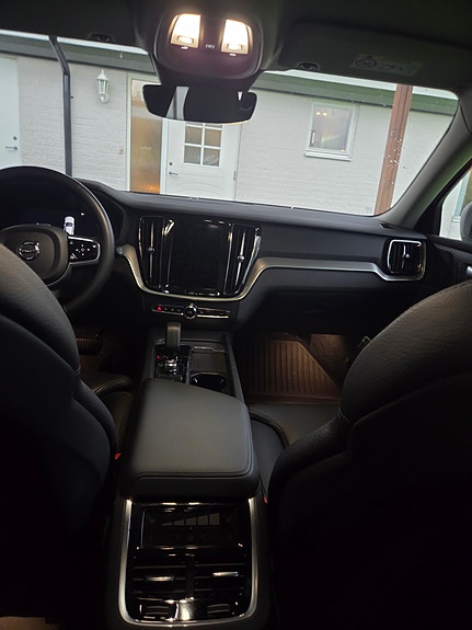Volvo V60 Cross Country 2 of 8