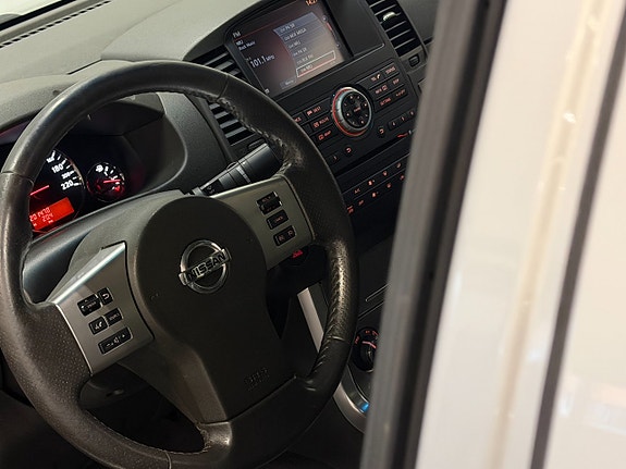 Nissan Navara 3.0 dCi V6 Double Cab | 231 ch | BVA | Toit ouvrant | Bose | Cuir électrique | Révision récente