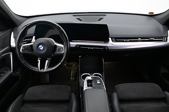 BMW iX1 6 of 27