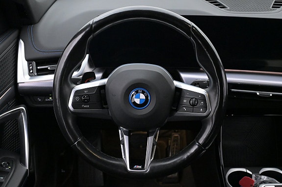 BMW iX1 7 of 27