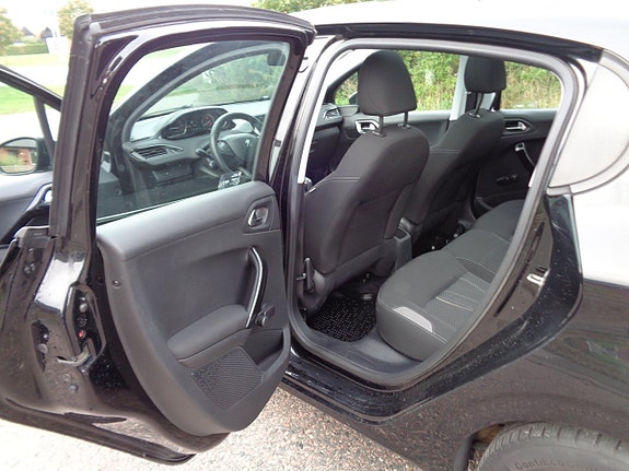 Peugeot 208 14 of 19