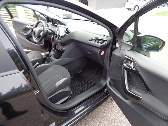 Peugeot 208 16 of 19