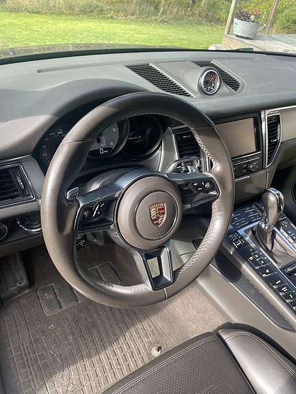 Porsche Macan S 9 of 18
