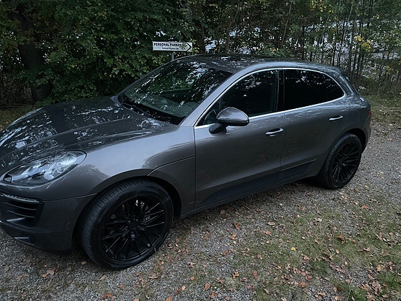 Porsche Macan S 2 of 18