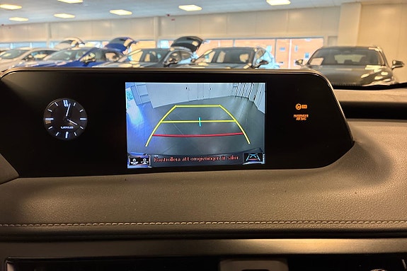 Lexus UX250h 13 of 22