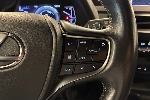 Lexus UX250h 19 of 22