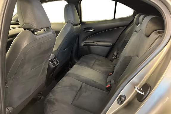 Lexus UX250h 11 of 22