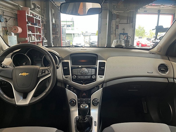 Chevrolet Cruze 8 of 11