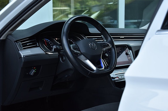 Volkswagen Passat 9 of 25