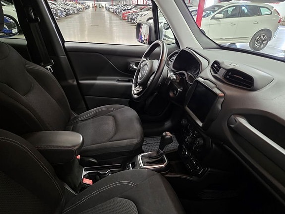 Jeep Renegade 4 of 10