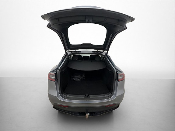 Tesla Model Y 12 of 30