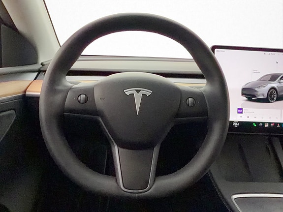 Tesla Model Y 17 of 30