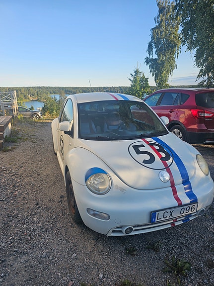 Volkswagen New Beetle 2 of 8