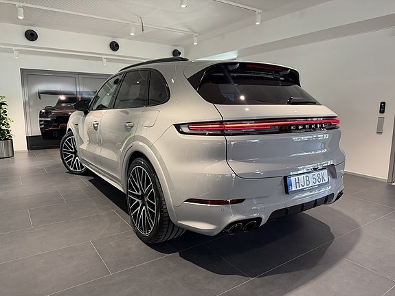 Porsche Cayenne 2 of 27