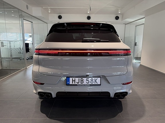 Porsche Cayenne 4 of 27