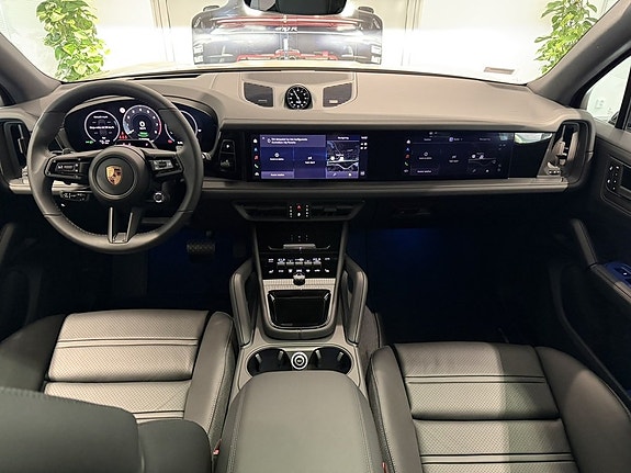 Porsche Cayenne 14 of 27