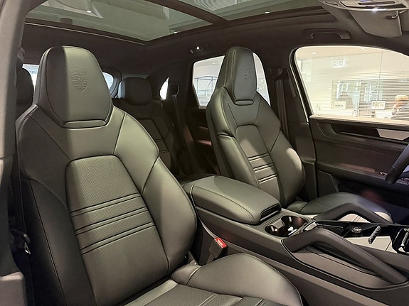 Porsche Cayenne 9 of 27