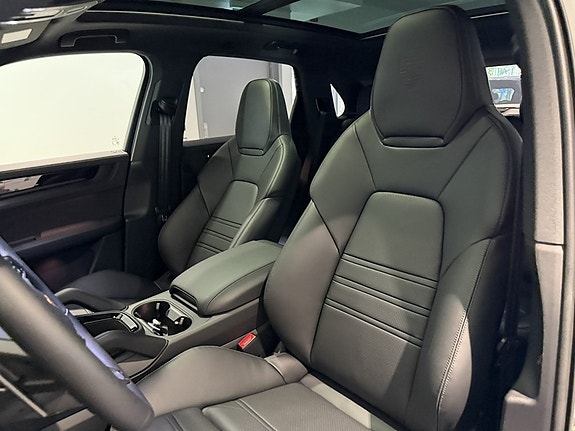Porsche Cayenne 11 of 27