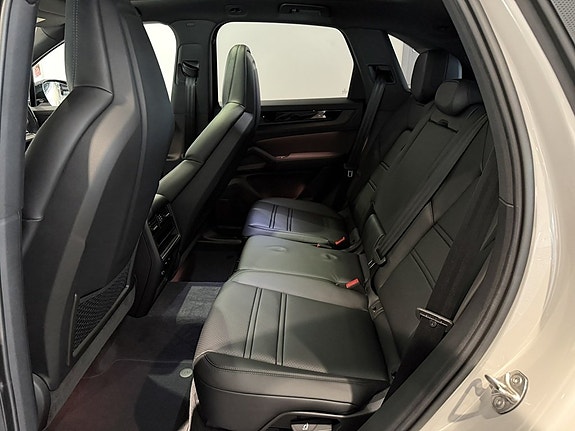 Porsche Cayenne 10 of 27