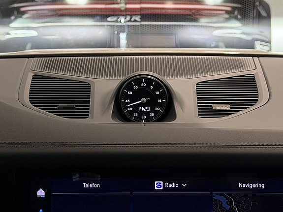 Porsche Cayenne 16 of 27