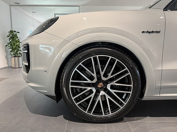 Porsche Cayenne 6 of 27