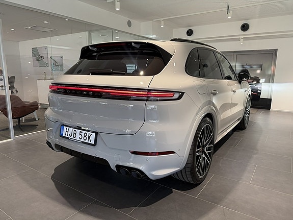 Porsche Cayenne 3 of 27